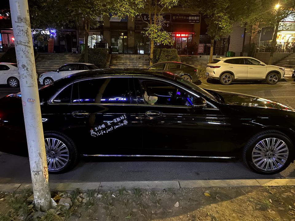奔驰E级 奔驰e300l 立标 贴什么颜色的改色膜好看 且耐脏 不留指纹