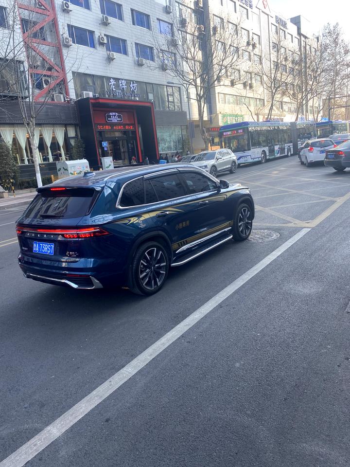 吉利星越L 看这款车好久了 本打算考出驾照来贷款买一辆的 我一直在网上看这款车很好看 看着也很大气 可是今天在路上看到了