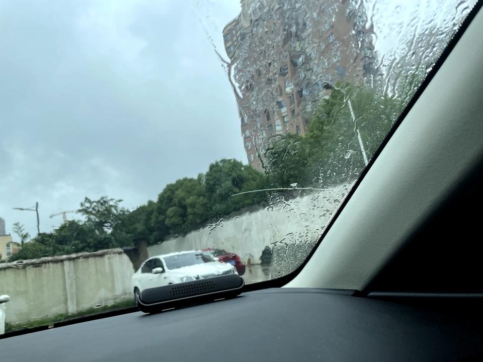 马自达3 昂克赛拉 前挡风玻璃高速被石子打裂了，这个换一块大概多少钱我才跑了三趟高速，真倒霉