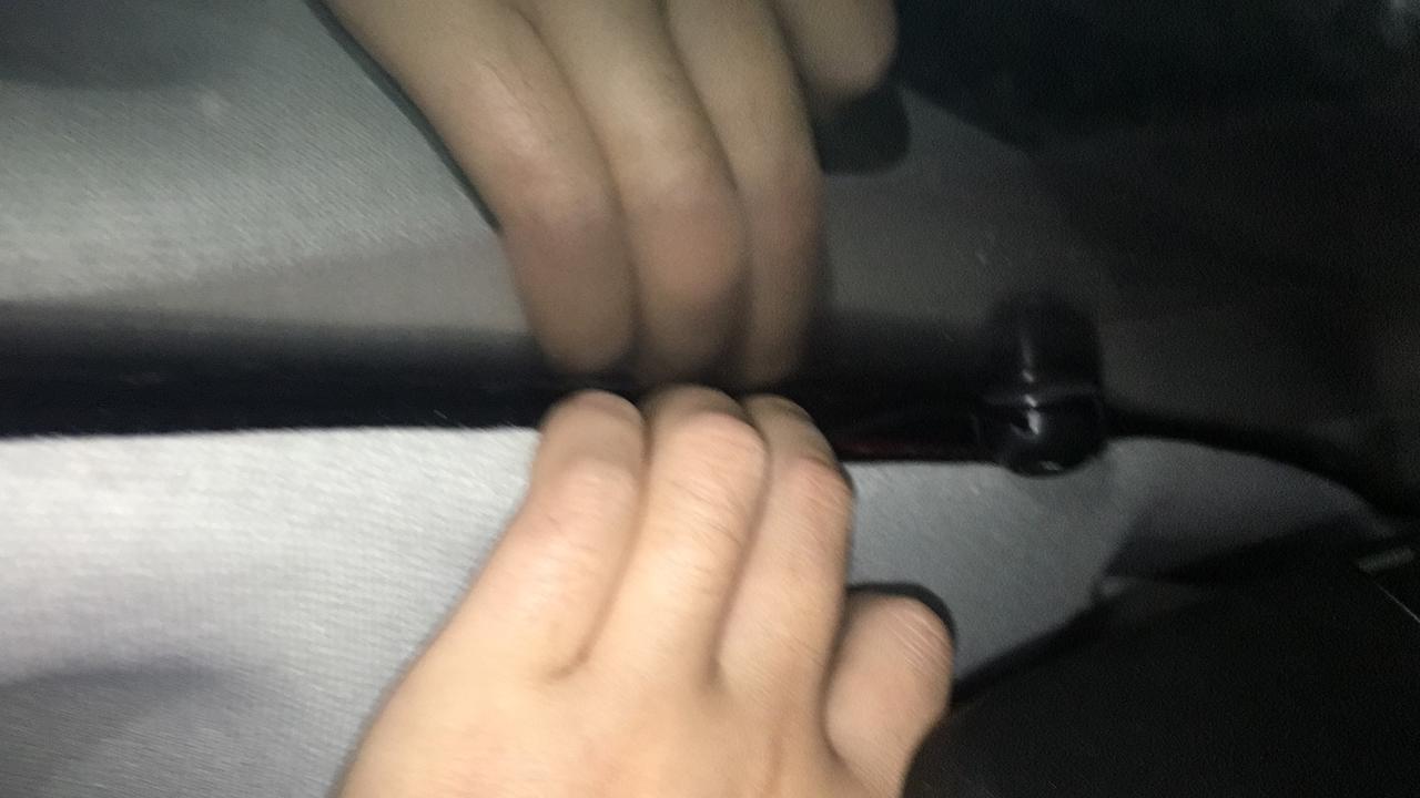 马自达3 昂克赛拉 顶棚跟挡风玻璃这么大的缝隙正常么？能塞进去1一个手指。19年云控版的。