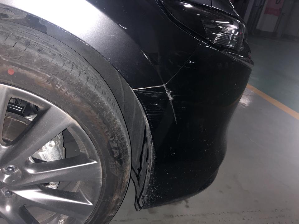 马自达3 昂克赛拉 上班路口被剐了下，不是很严重，缝隙上下都有点，当时以为没碰到，我也有点责任，就开走了，下车看到后拍给