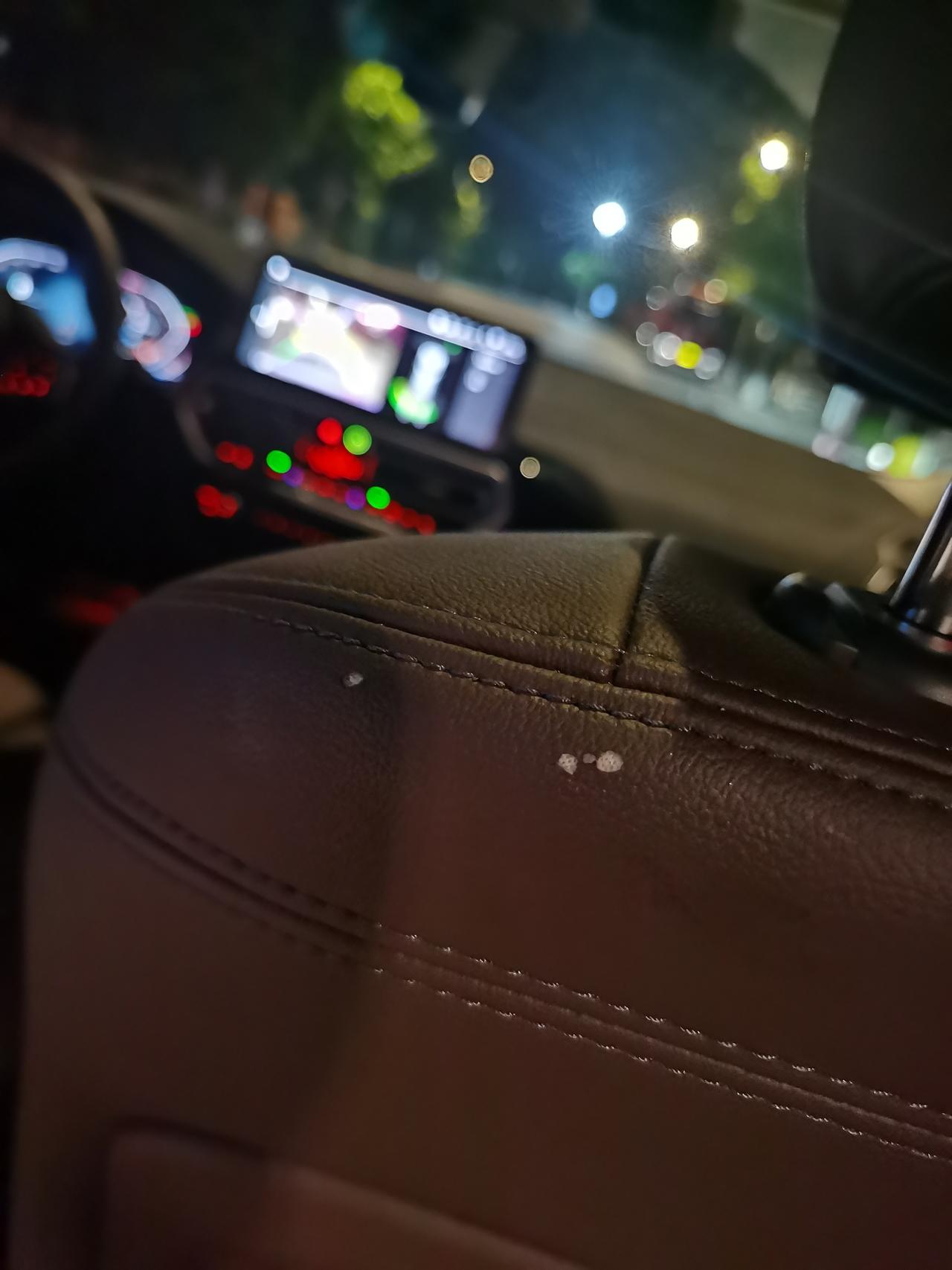 宝马X3 仿皮座椅破铜了怎么修复？被熊孩子给扣了几个洞，这座椅也太不结实了，她说就是用指甲抠的