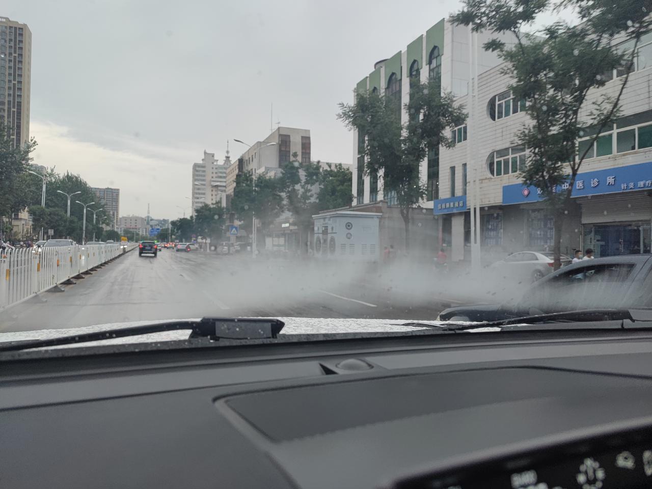 哈弗H9 你们的前挡风玻璃外头下雨天起雾么？最近跑了高速比较多，只要下雨，前挡风中间外面就有雾气。只有雨刮才能刮掉，但是