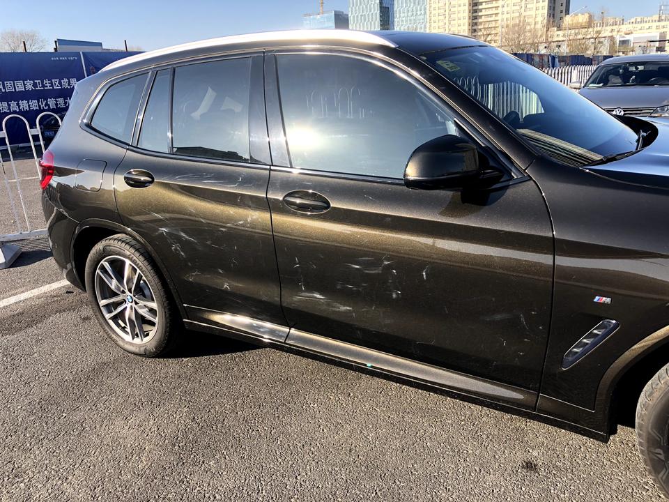 宝马X3 外面电脑洗车 洗完车身有炫光纹该怎么处理啊？