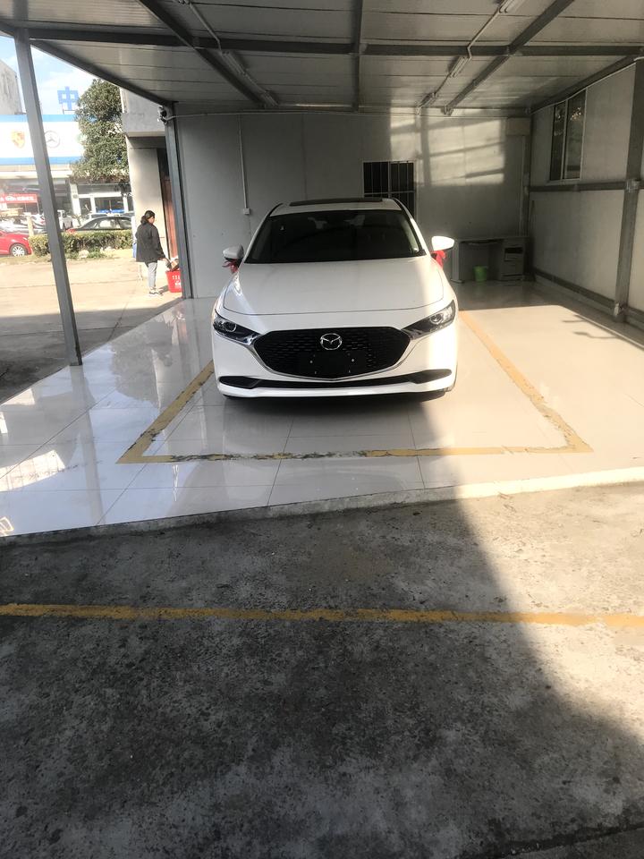 马自达3 昂克赛拉 各位亲老铁 马三有原厂行车记录仪嘛 都是什么品牌的