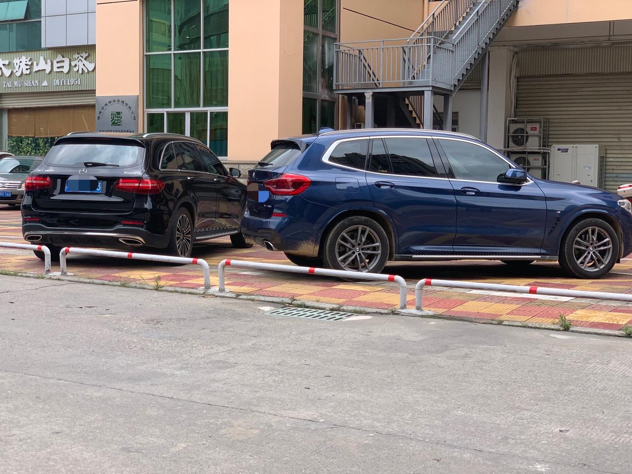 宝马X3 GLC 260L 跟X3 28i 同框。难得！