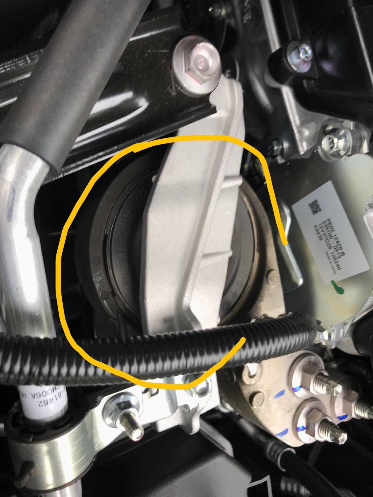 马自达3 昂克赛拉 打开引擎盖这个地方是黑的正常吗？之前没注意，是本来就这个颜色吗，车友帮忙看看，谢谢