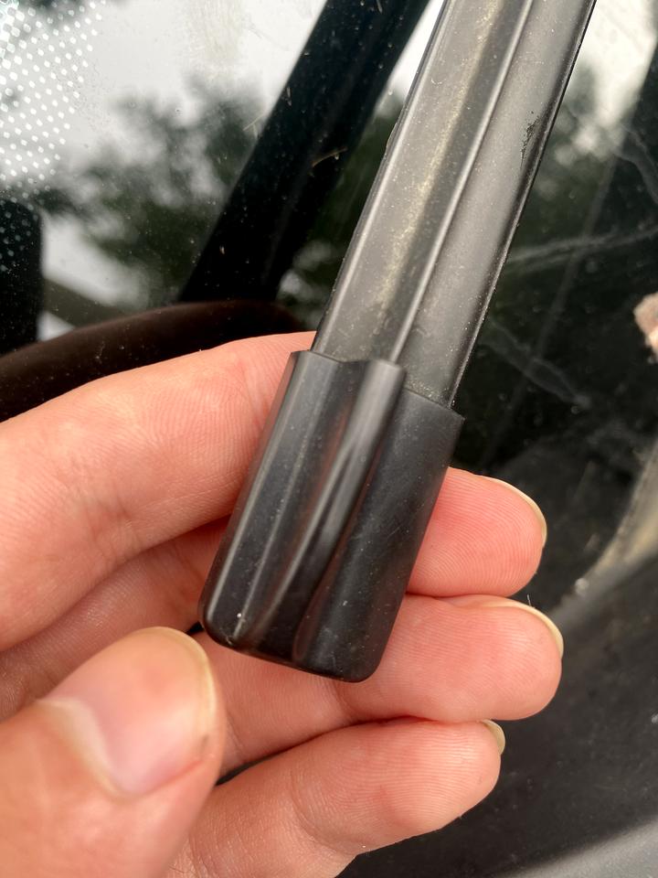 广汽传祺影豹 这个雨刮堵头丢了一个怎么办啊   不知道谁给我偷了一个   淘宝拼夕夕上边问了好多也没有卖的