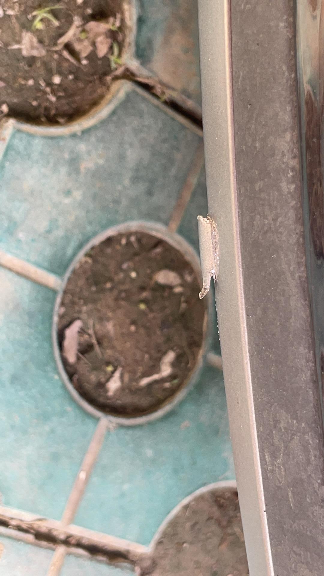 领克05 前杠下唇是和前杠一体的吗？ 停车时被电动车撞缺了一小块