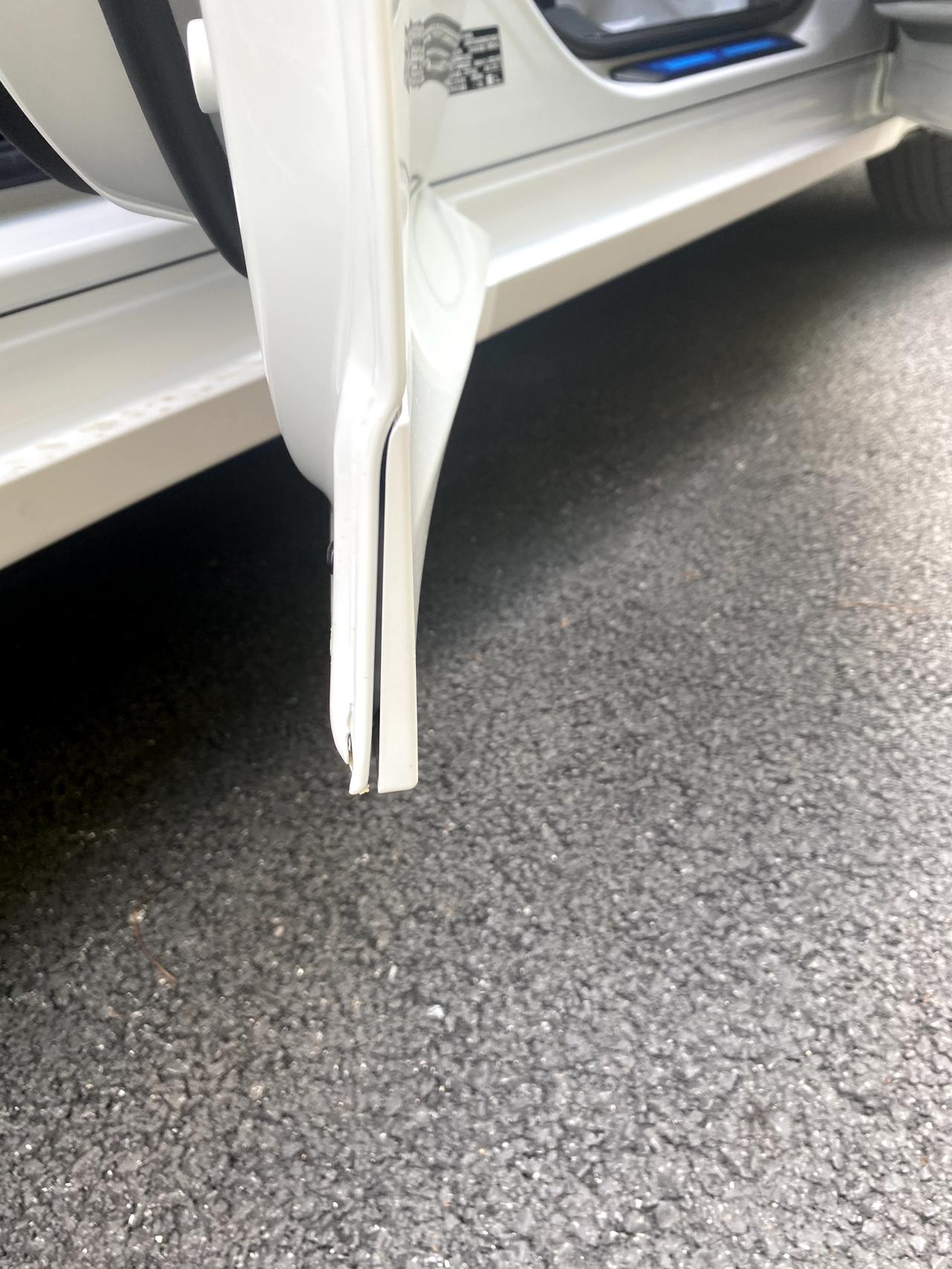 宝马X3 9月6日生产的30i领先，配置有什么变化吗？销售说只减配一脚踢这俩门边框缝大小正常吗