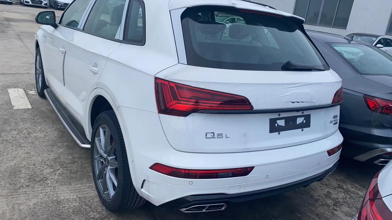 奥迪Q5L 请问各位大佬，图片上这款甄选动感Q5L后尾灯是oled的数字动态尾灯吗，销售说是的，感觉在忽悠我