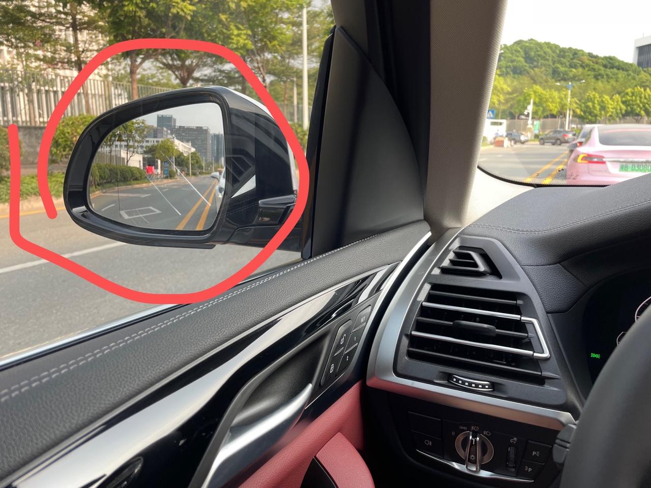 宝马X3 这是啥情况？后视镜反光空调出风口，一直都有几道杠。