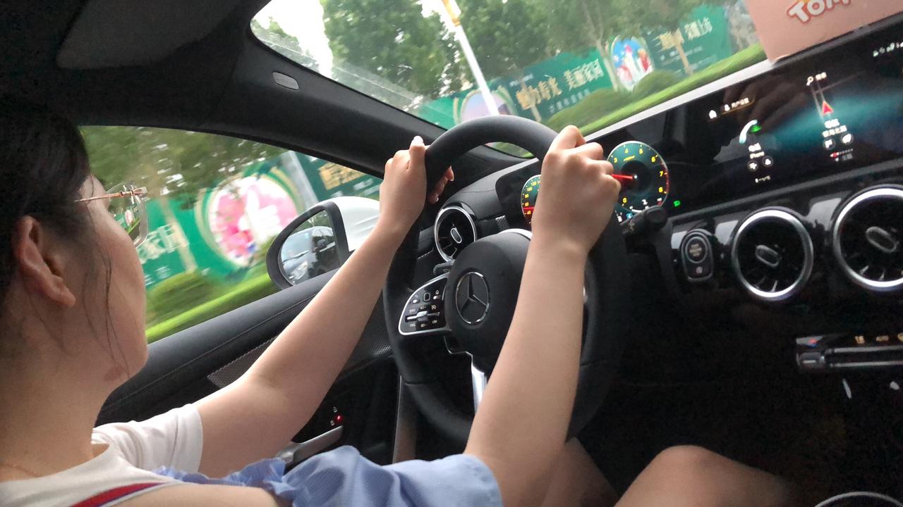 奔驰A级 打开空调后呼呼的吹热风怎么回事？ 打开ac了 温度调到最低了