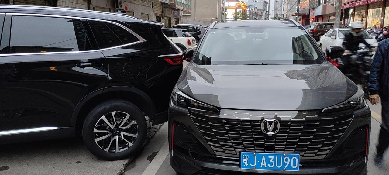 长安CS55 PLUS 下班回家把别人车给刮了，对方的尾灯和后翼子板划伤了漏了底漆，我的右前方和后视镜有轻微，划痕现在报
