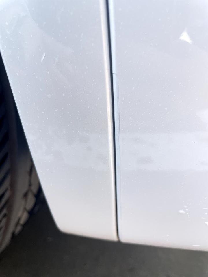 宝马X3 麻烦问一下 X3后轮的轮眉处有这样的印，正常吗？新车，没有贴车衣，今天自己洗车的时候发现的。