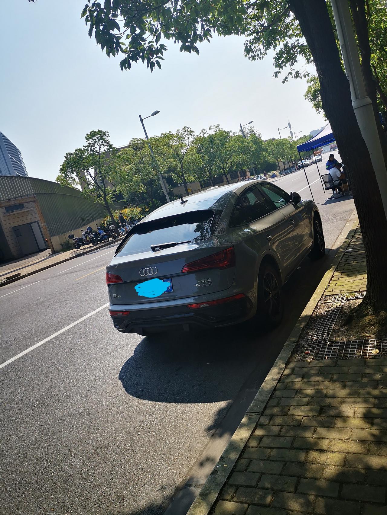 奥迪Q5L 请问这是什么颜色、什么型号？谢谢颜色看着有点灰有点蓝，很好看，请问颜色名称？还想请问这个是什么版本？谢谢