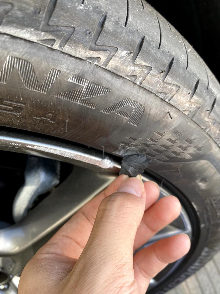 马自达3 昂克赛拉 提车十几天 停车马路牙子挂到了  马三轮胎一条要多少钱啊有必要换吗