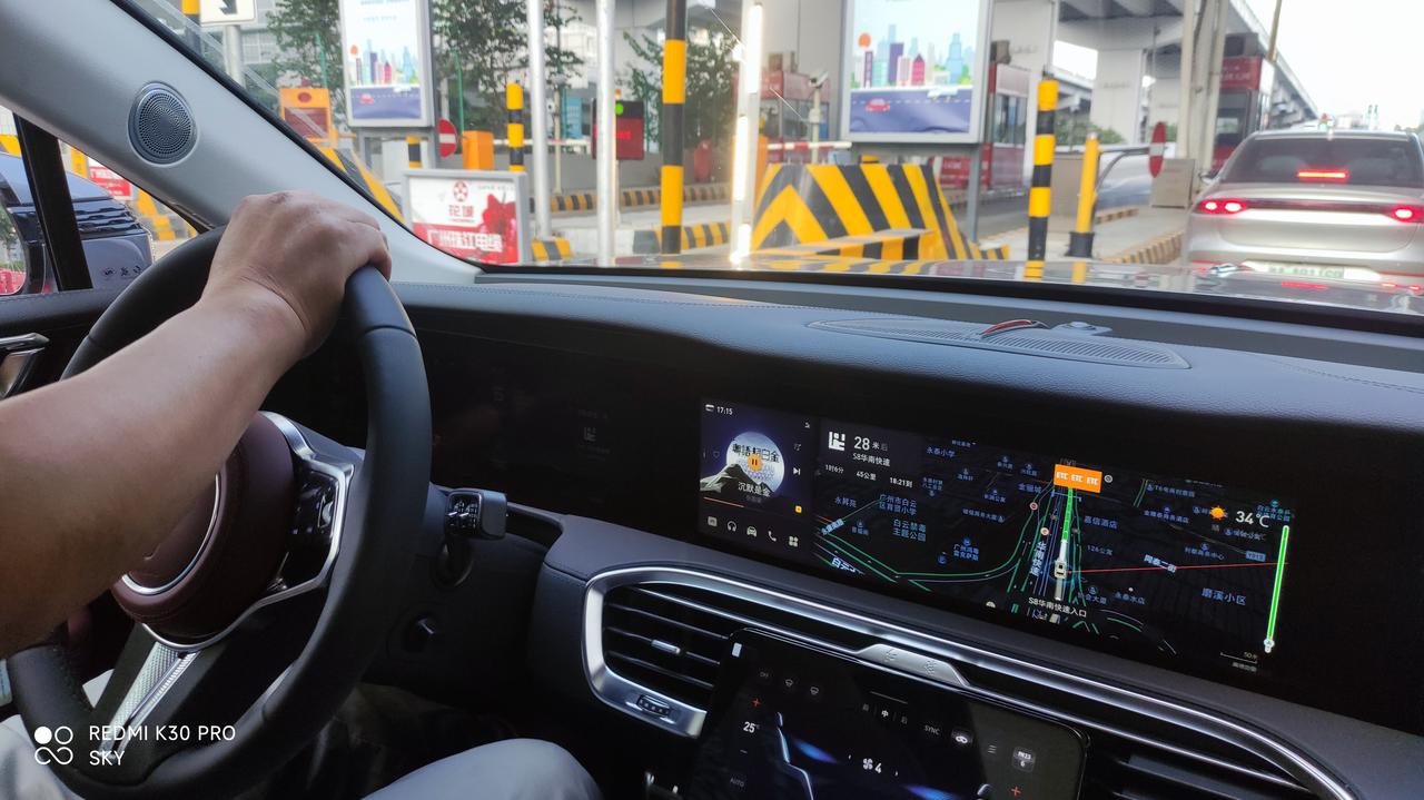 红旗E-HS9 老爸新提车，还不会怎么设置预约家用充电桩充电，去4S学习后回来发现还是不行，所以推我去跟4S沟通，结果发