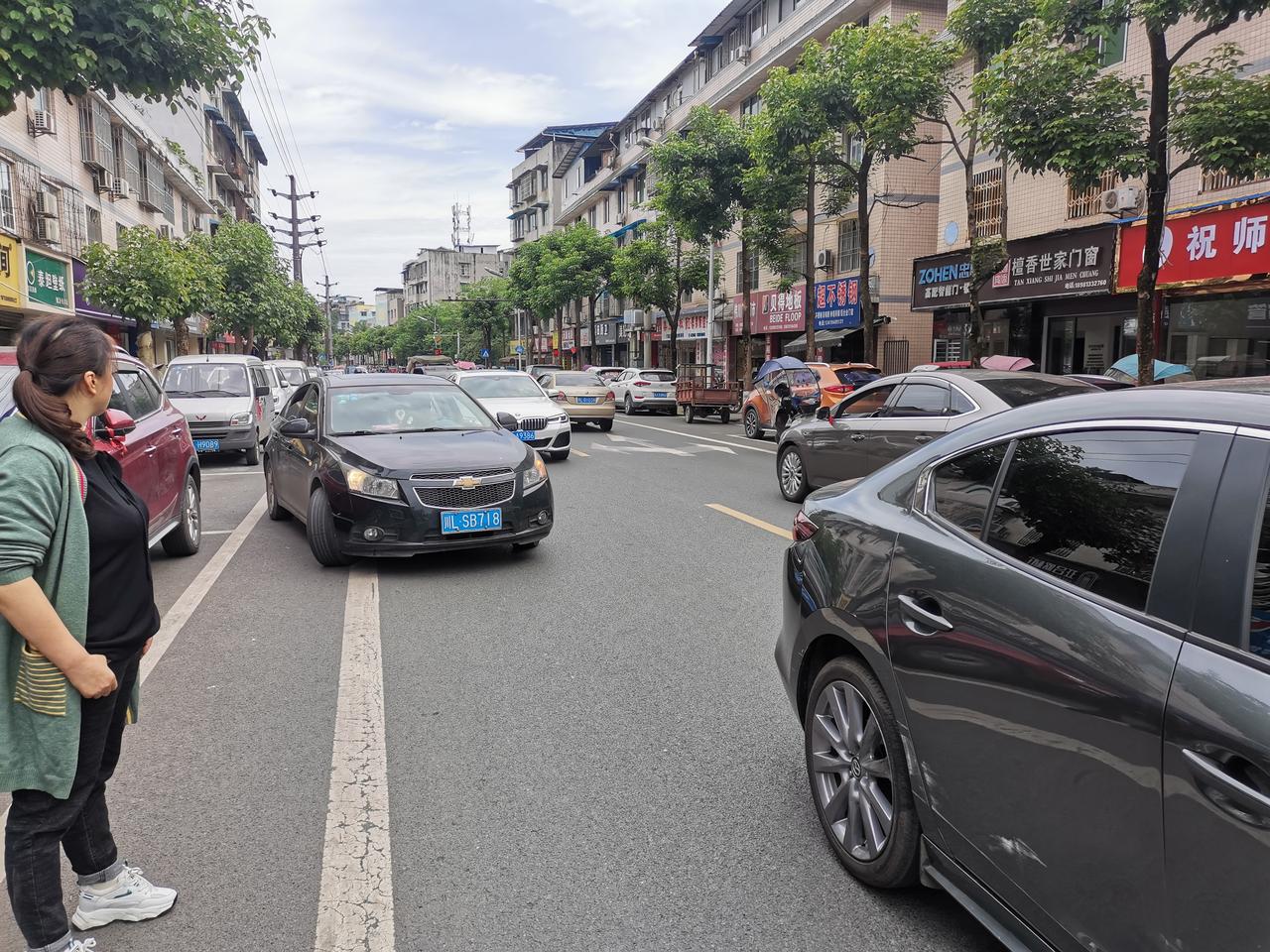 马自达3 昂克赛拉 车辆直行与路边侧方停车发生剐蹭谁的责任