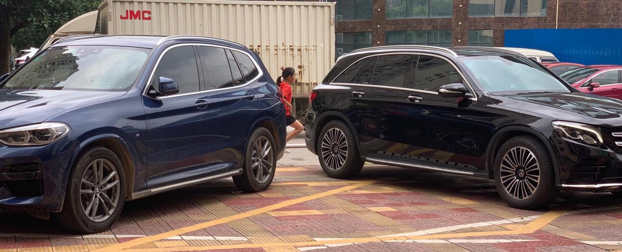 宝马X3 GLC 260L 跟X3 28i 同框。难得！