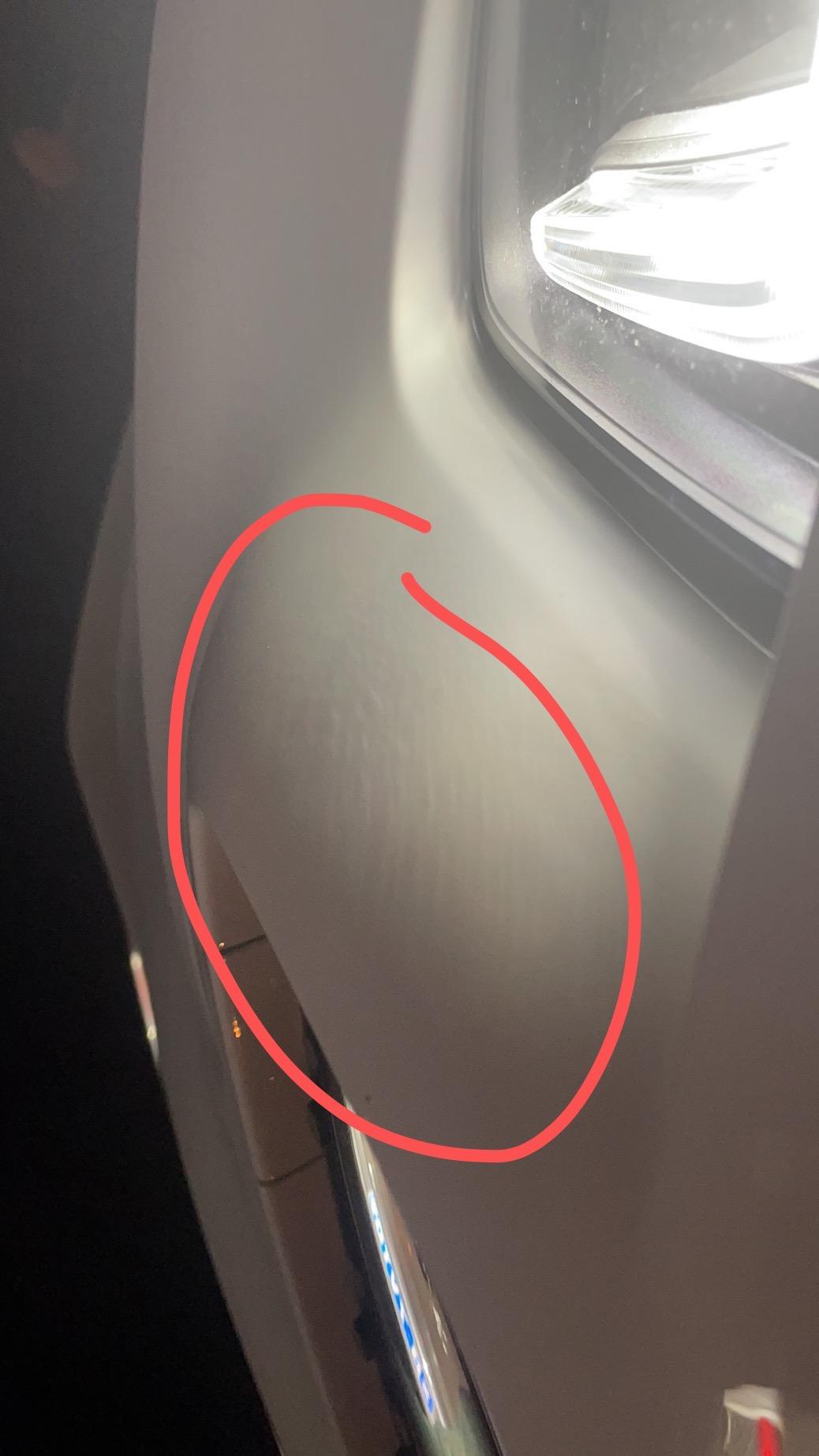 奔驰A级 你们的车，大灯处有没有这种东西啊？怎么和人的生长纹一样，不是剐蹭