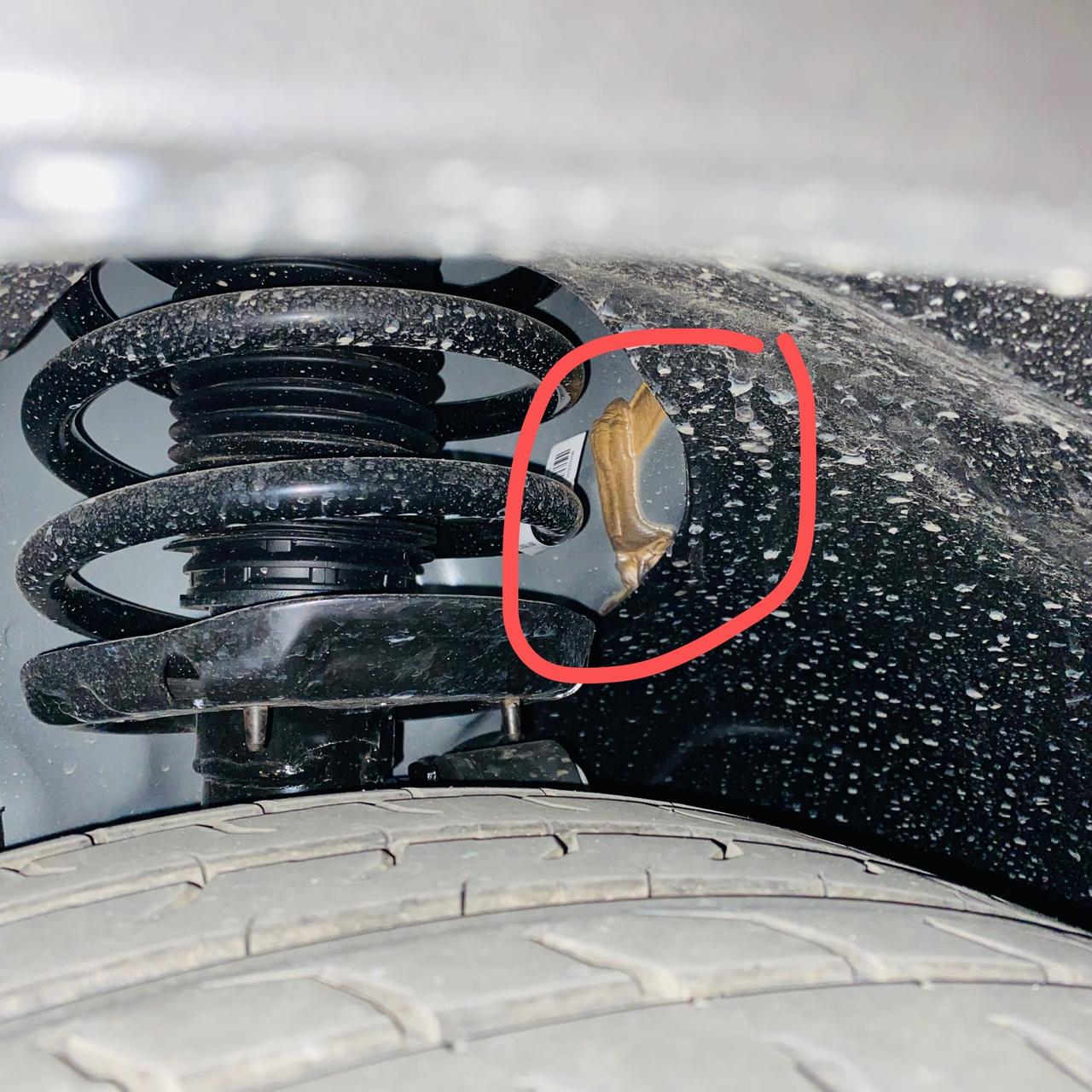 领克05 新车 前轮两边有这种像焊接的正常吗？