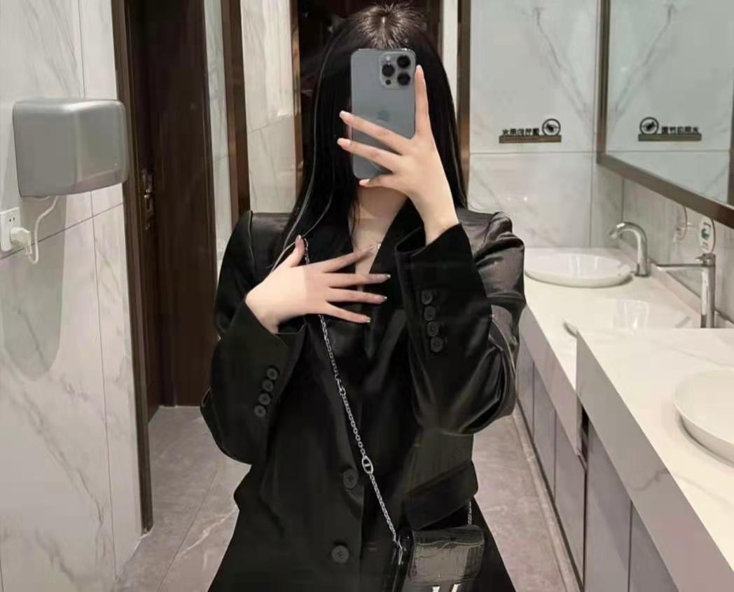 奔驰A级 各位等车等了多久呢？订车时4s告知上个月8号产的车，说的月初可以提，现在4s告知还在运输中，，，想问下正常时间