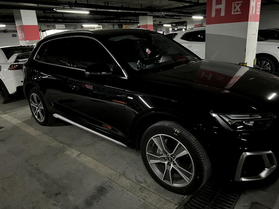 奥迪Q5L 大家多久洗一次车？车能经常洗吗？刚洗了一个多礼拜，每天自己还要用毛掸子擦一遍，结果昨晚下班回来路上淋了大雨，