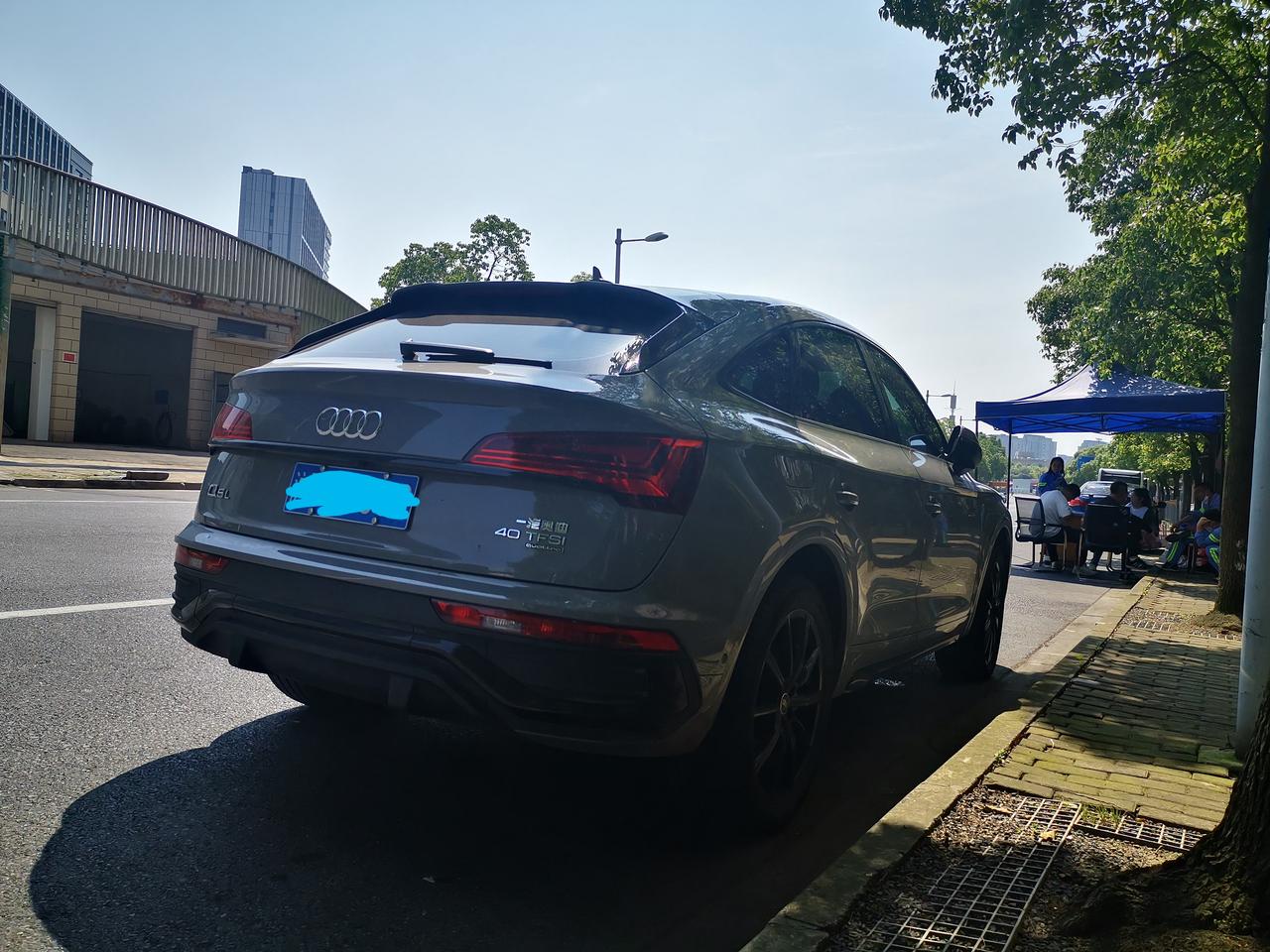 奥迪Q5L 请问这是什么颜色、什么型号？谢谢颜色看着有点灰有点蓝，很好看，请问颜色名称？还想请问这个是什么版本？谢谢