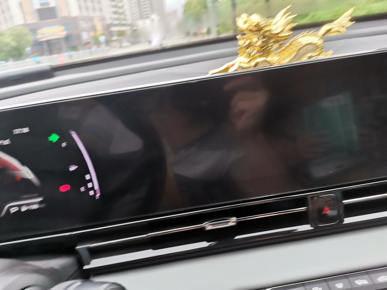 传祺影豹，开了5000公里，开着突然黑屏死机有哪位网友可以解惑的吗