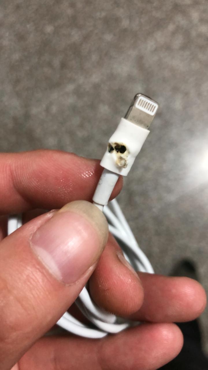 奥迪Q5L 车载充电器和线烧了 不知道对车有没有影响 就怕保险丝烧了 但是点烟器可以正常使用 然后我又买了一个车载充电器