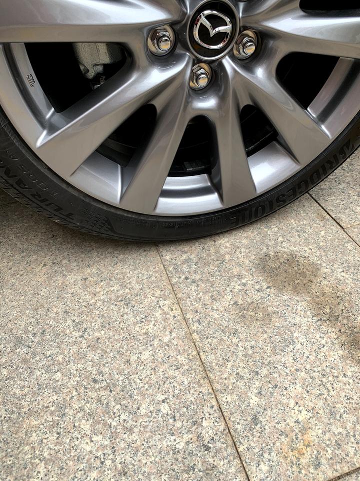 马自达3 昂克赛拉 刚提车两周左右，轮胎这样正常吗，马三智雅