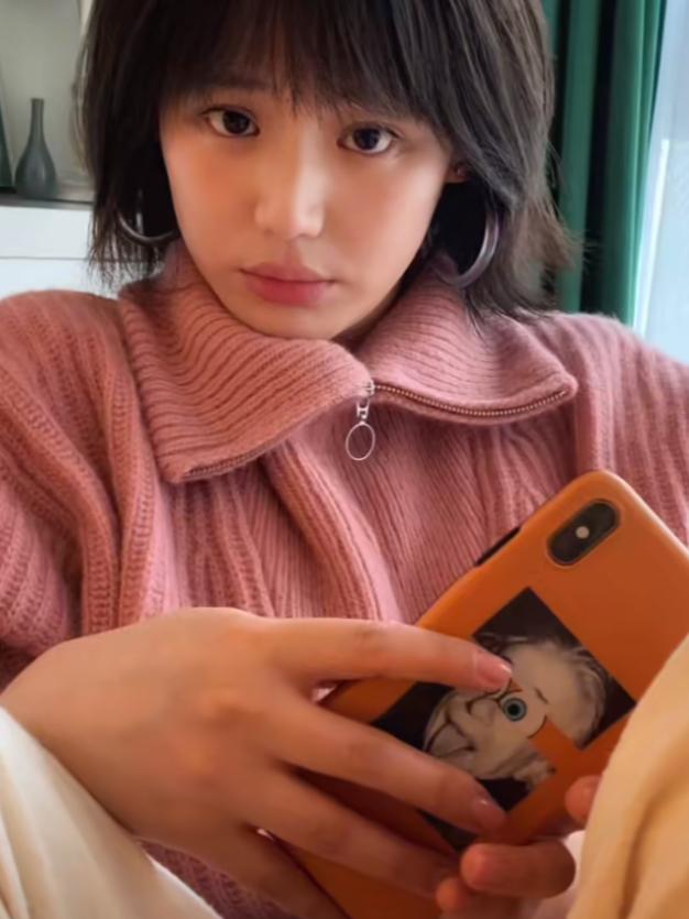 奔驰A级 女生 刚毕业 开哪个颜色好看哇 打算在车上贴点小贴纸...在纠结瑰烁金 黑色和白色 求推荐有没有哪个好心车主借