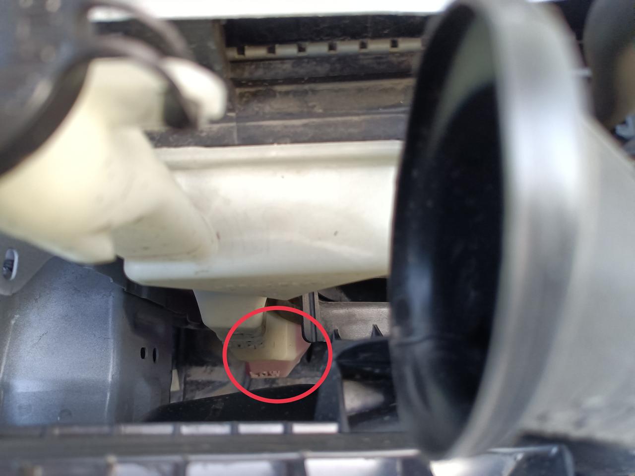 请问防冻液应该加到什么位置？    你们通常都加到哪个位置的呀？我的从4S店买回来防冻液就只有这点，跑了7000公里了，