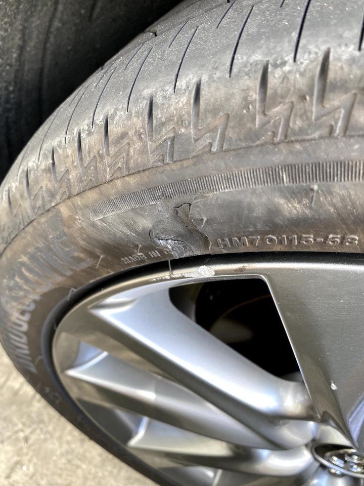 马自达3 昂克赛拉 提车十几天 停车马路牙子挂到了  马三轮胎一条要多少钱啊有必要换吗