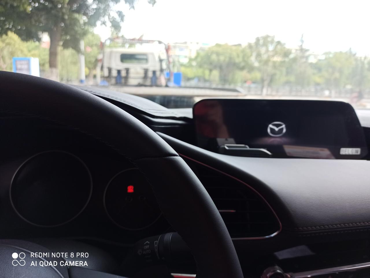 马自达3 昂克赛拉 中控不会亮了是什么情况， 熄火的时候能正常出现马自达的logo,然后就不会亮了  按收藏夹按钮能也正