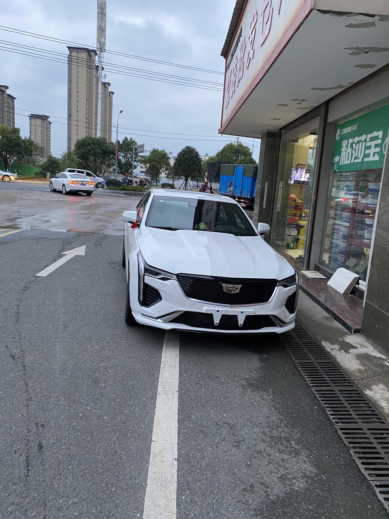 凯迪拉克CT4 今天晚上 被后车溜车追尾 又擦了点划痕。。直接无语 CT4车漆是真的很薄。买车到现在已经有5个小凹陷  