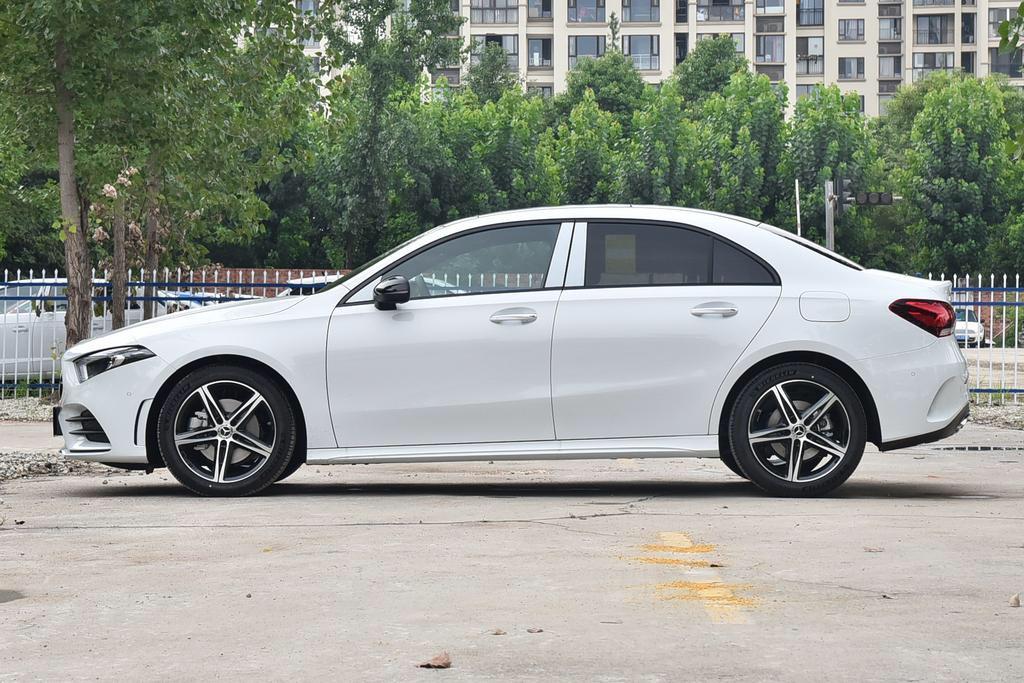 奔驰A级 想问下老司机和车主 A200L 和 改款A200L 有啥区别？那个版本更加值得入手？