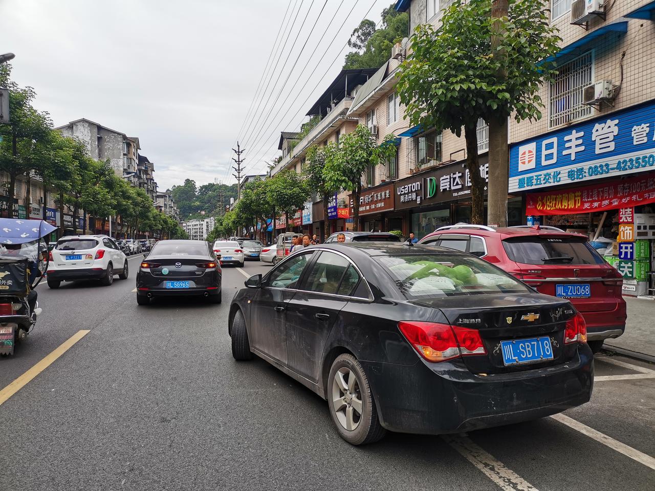 马自达3 昂克赛拉 车辆直行与路边侧方停车发生剐蹭谁的责任