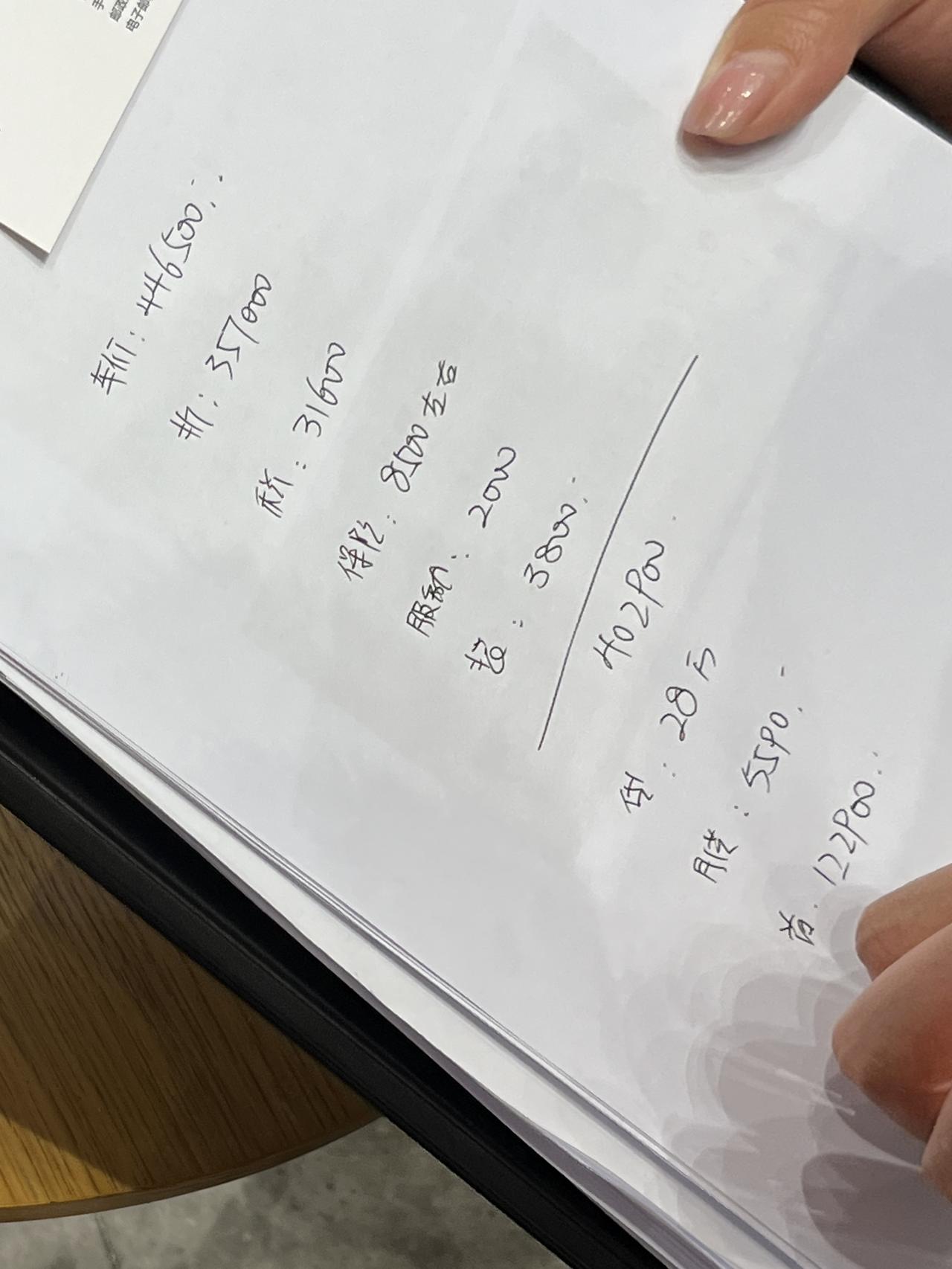 奥迪Q5L 进来看看吧！坐标南京，Q5L 45豪华，22款-1 车型，没有迎宾灯和舒适枕。落地：402900贷款：5年不
