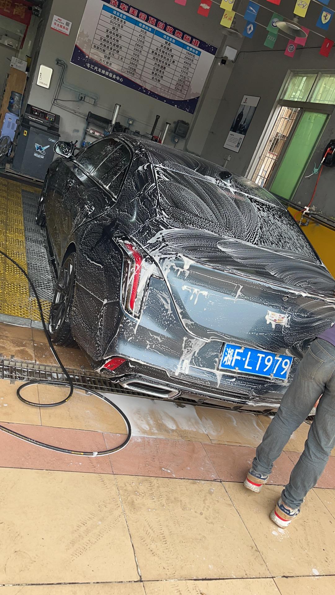 凯迪拉克CT4 2.8万公里变速箱顿挫   等红绿灯踩停还像开手动挡离合器放快了一样  往前蹭   吓死人   你们有这
