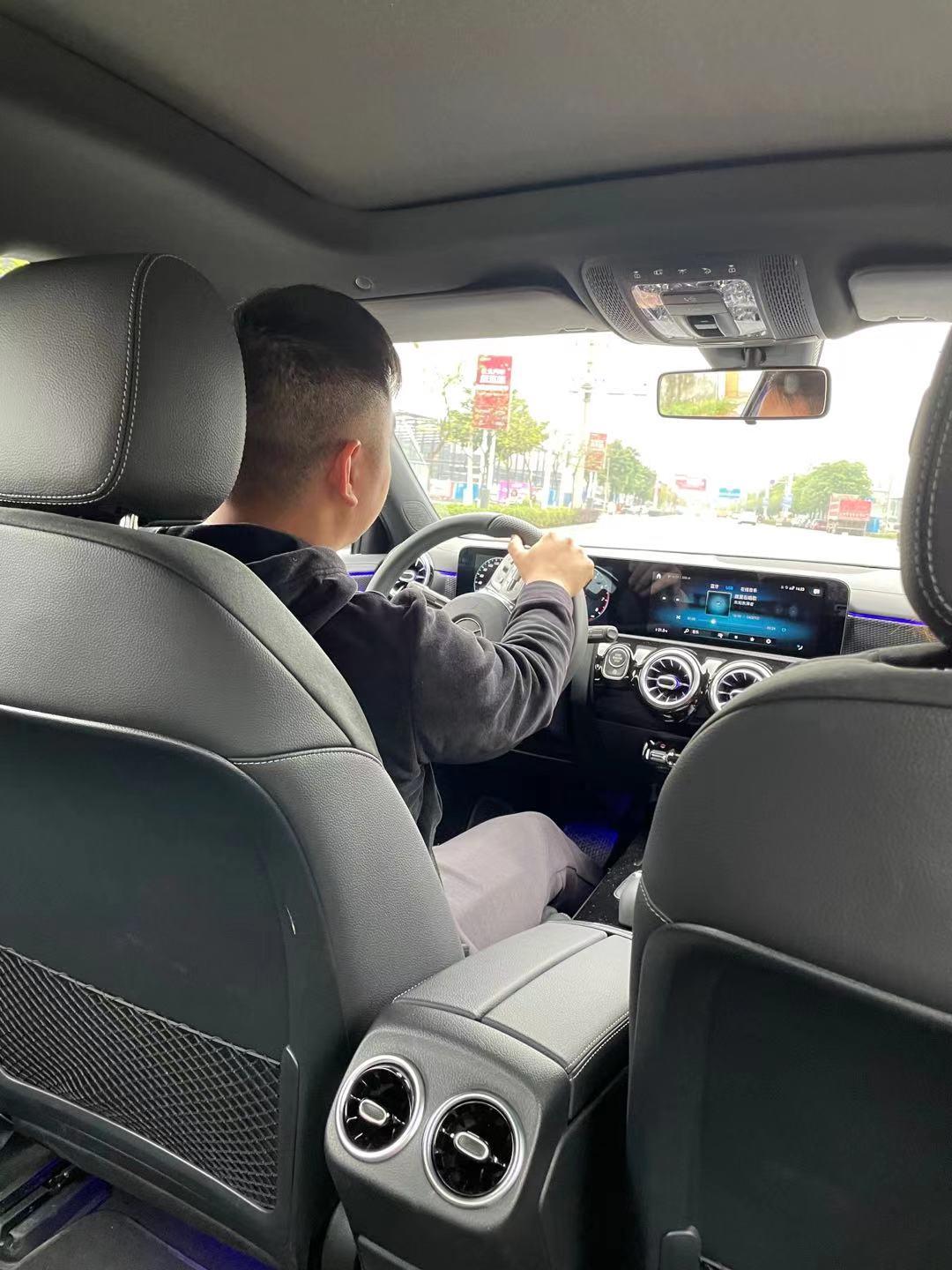 奔驰A级 试驾过入门级豪车！奔驰 A级1.3T：动力肉点，隔音一般，操控还行，内饰奔驰都好看！宝马1系1.5 T三缸：动
