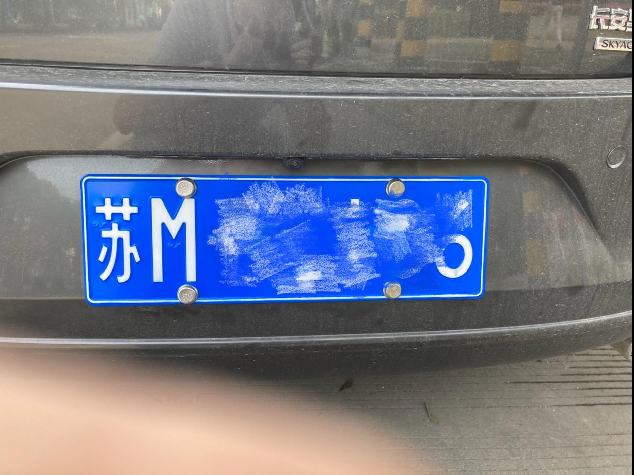 马自达3 昂克赛拉 老哥们帮我看看 你们都有这个问题吗？ 装完拍照以后，倒车影像被牌照遮挡了一点，但是我牌照是好好装的，