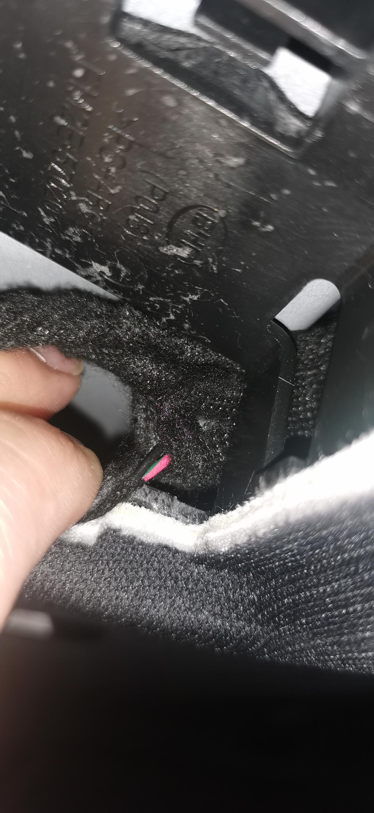我是在淘宝上买的一分二的取电线，一头接行车记录仪，另一头接后排阅读灯，今天晚上拆开了阅读灯，但是遇到一个问题，预留取电借