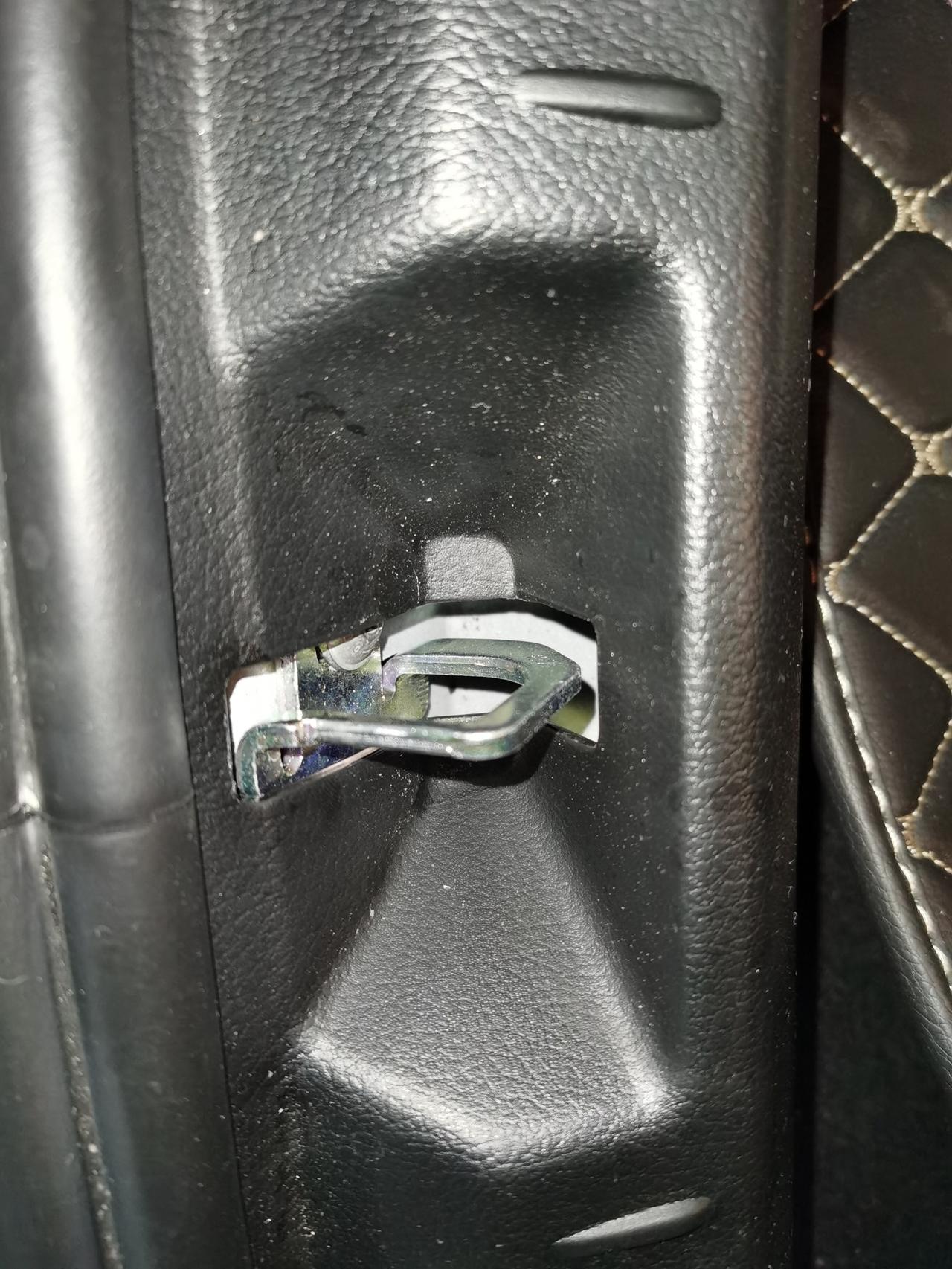 奔驰A级 后备箱这个锁扣是这样的吗？怎么印象中有个挡的东西