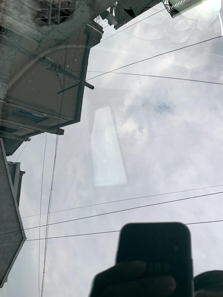 凯迪拉克CT4 我刚提的的CT4开着开着挡风玻璃下面突然四个红灯亮起是什么情况  吓人