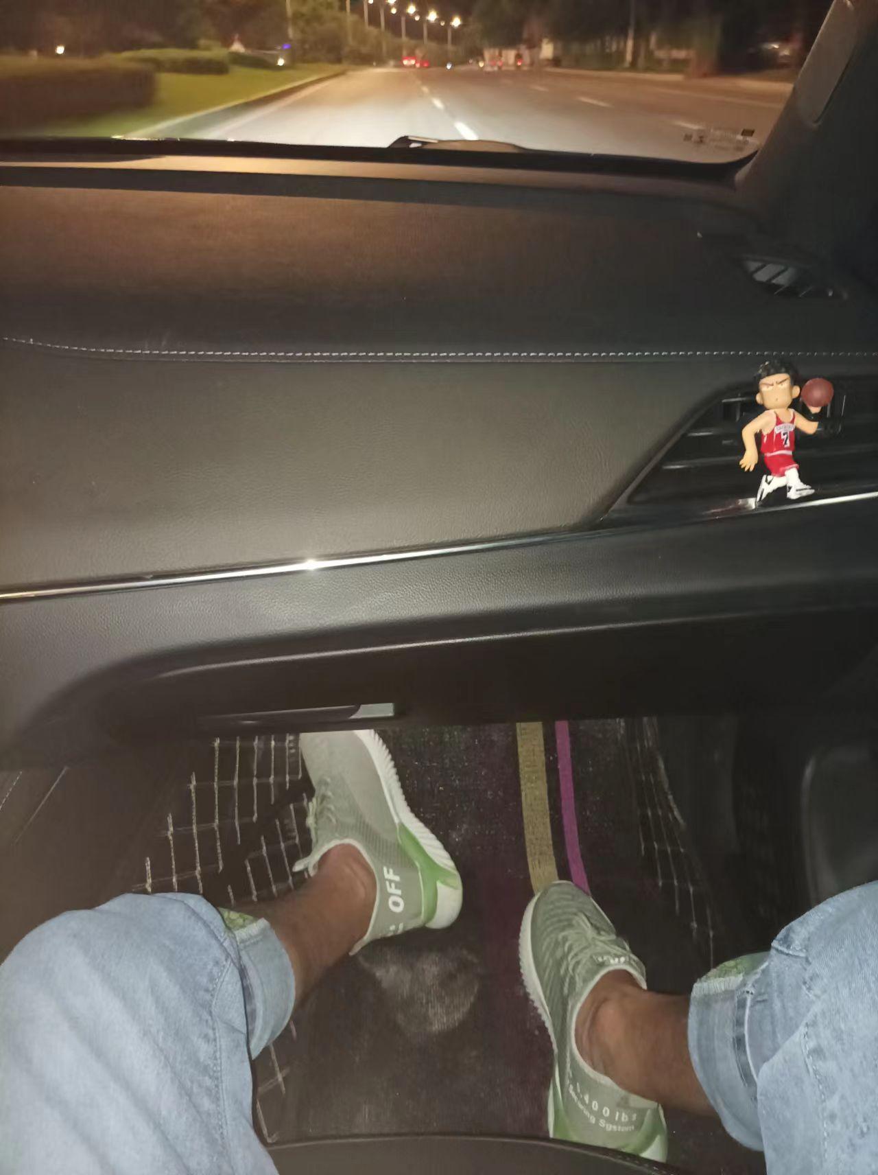 凯迪拉克CT4 各位车友，这副驾驶氛围灯怎么不亮了？？？？到底有没有？？？？