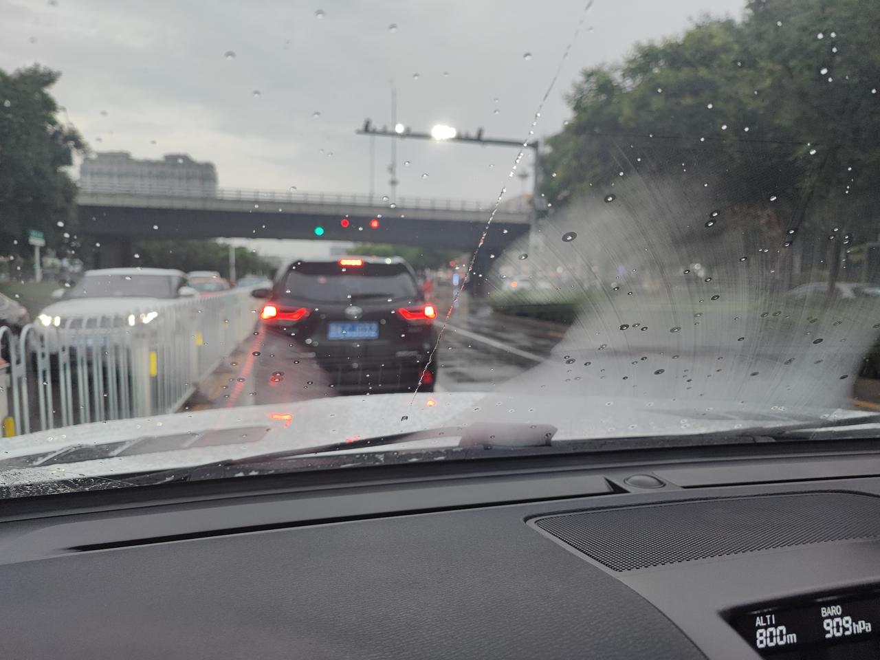 哈弗H9 你们的前挡风玻璃外头下雨天起雾么？最近跑了高速比较多，只要下雨，前挡风中间外面就有雾气。只有雨刮才能刮掉，但是