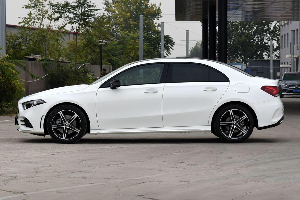 奔驰A级 想问下老司机和车主 A200L 和 改款A200L 有啥区别？那个版本更加值得入手？