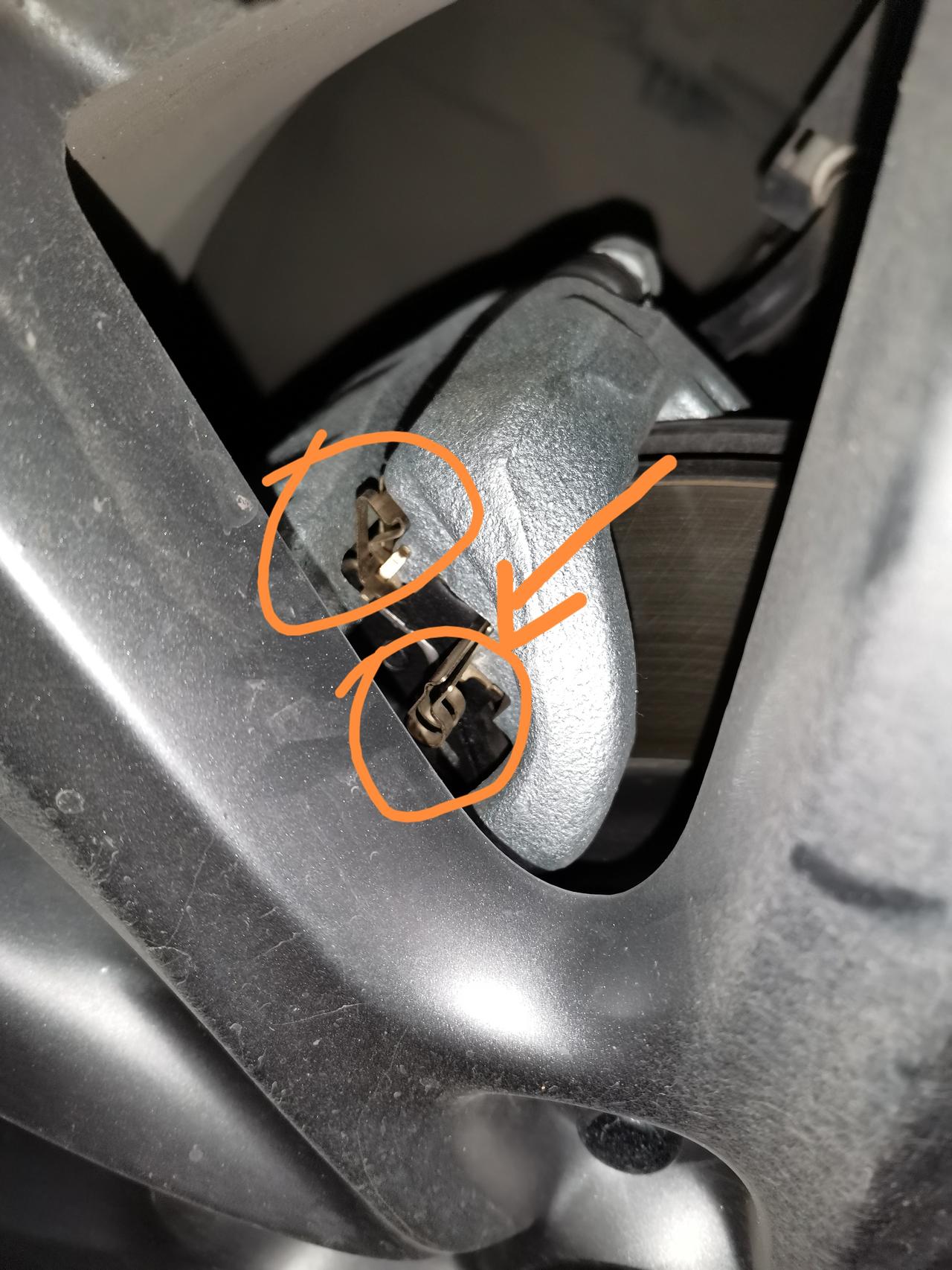 马自达3 昂克赛拉 各位车友，你们的刹车碟也是这种情况吗？感觉吐出来很多